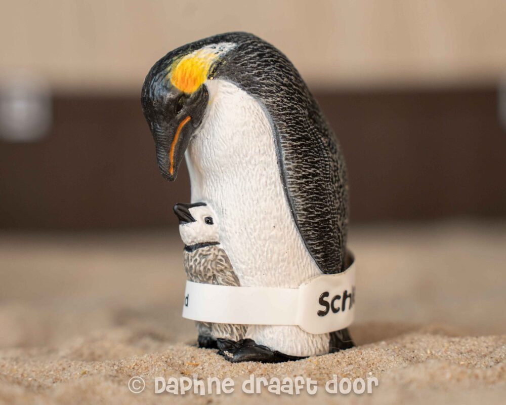 Pinguin met jong met vaantje 14632
