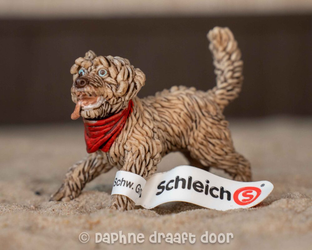 Spelende hond met vaantje 16818