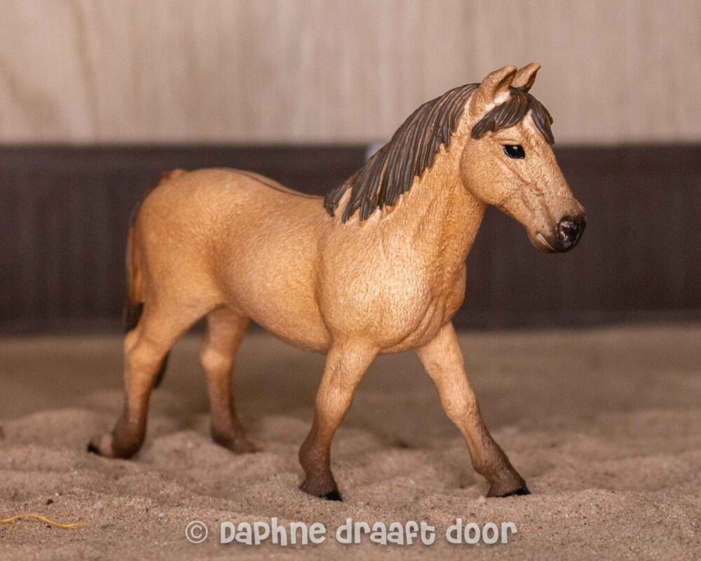 Pony hengst uit set 42483