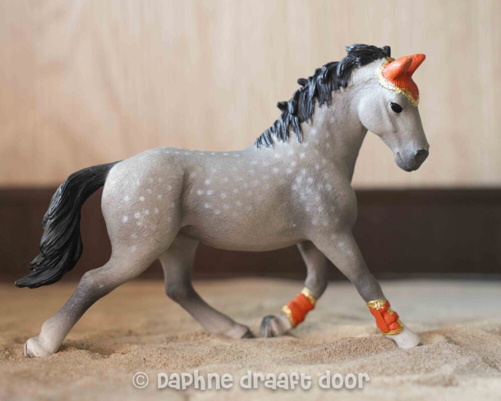 Grijs paard uit set 42443