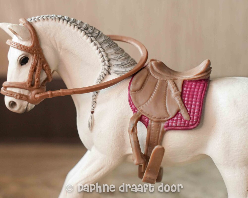 Schleich zadel en hoofdstel - lichtbruine set met rood dekje