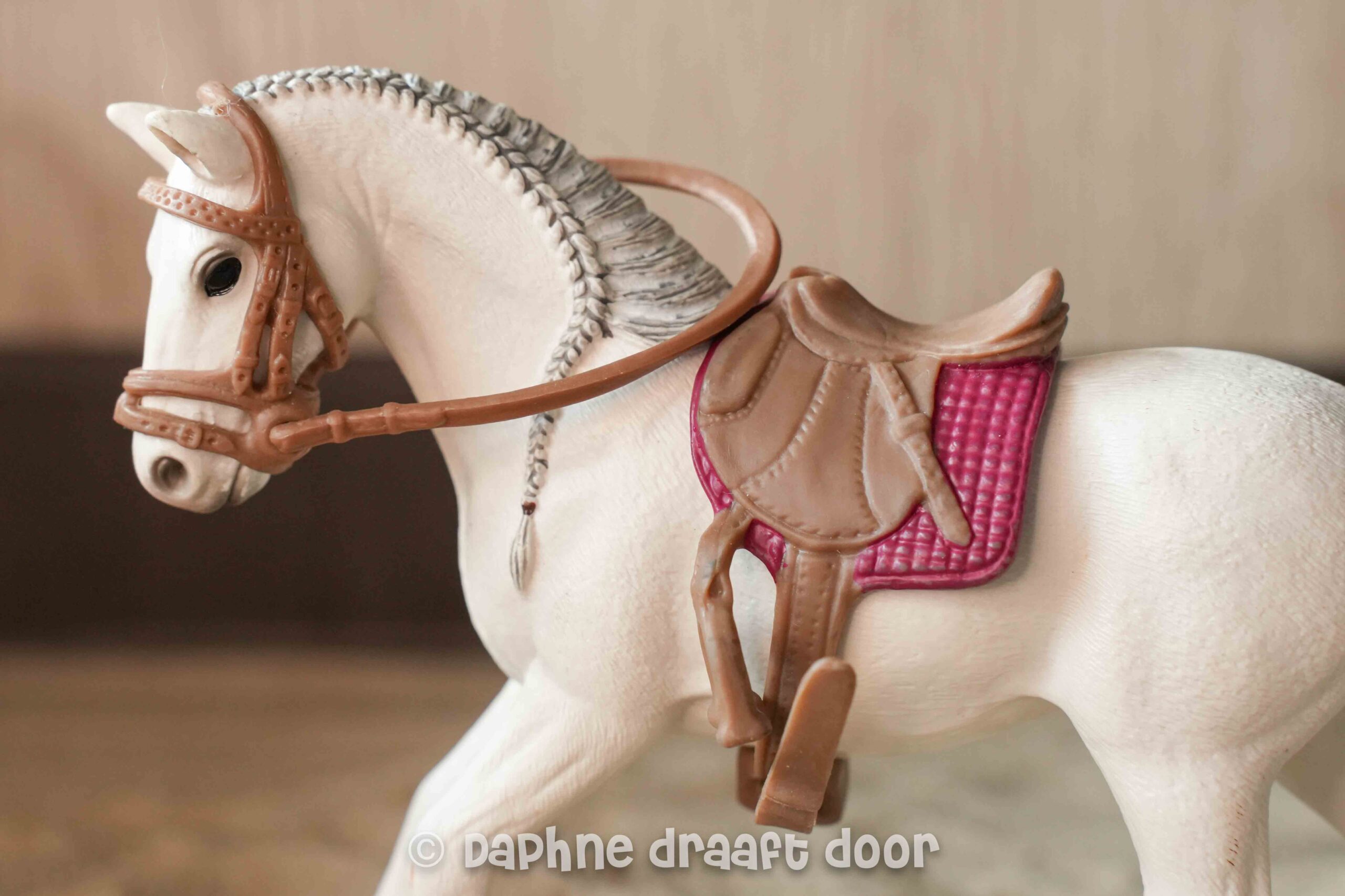 Schleich zadel en hoofdstel - lichtbruine set met rood dekje