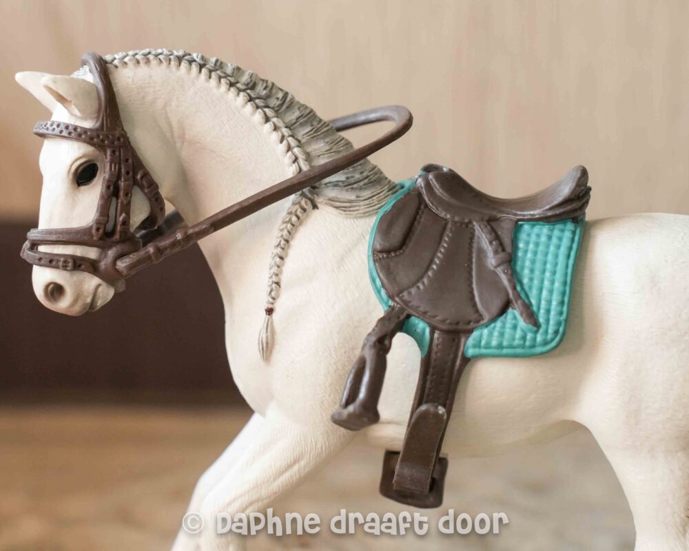 Schleich zadel en hoofdstel - donkerbruine set met aqua dekje