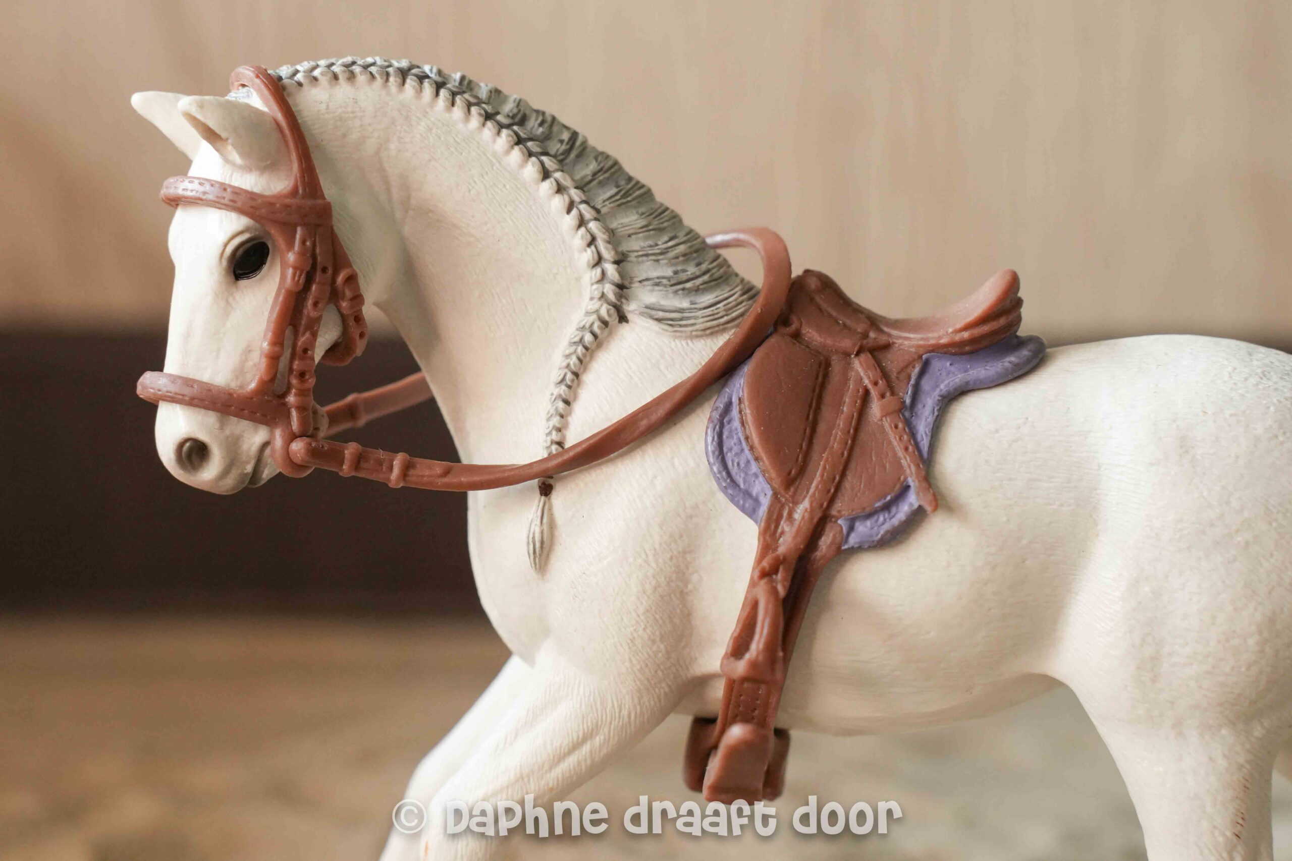 Schleich zadel en hoofdstel - donkerbruine set met paars dekje