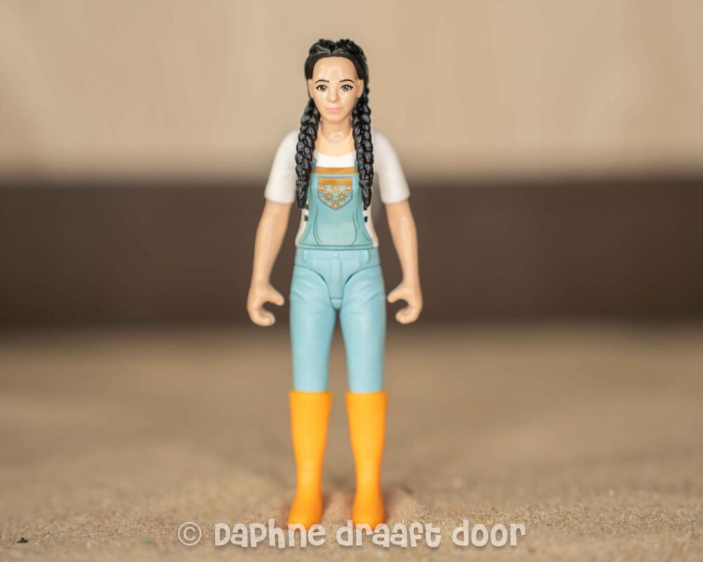 Meisje met vlechtjes beweegbare armen en benen