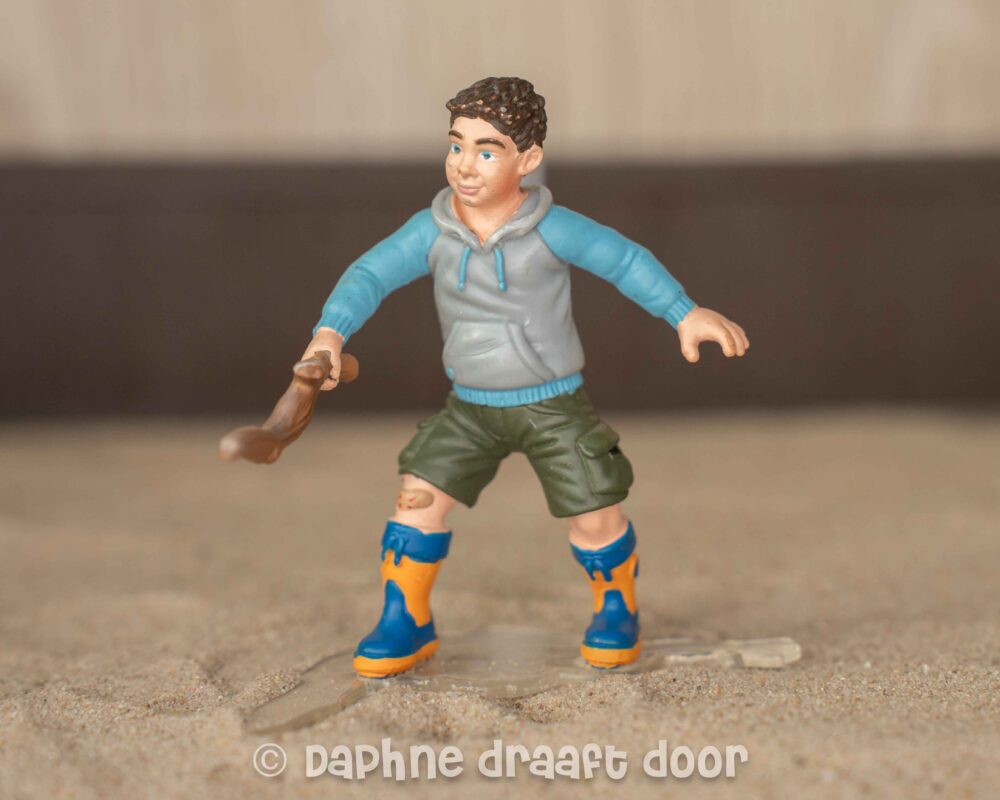 Jongen gooiend met stok